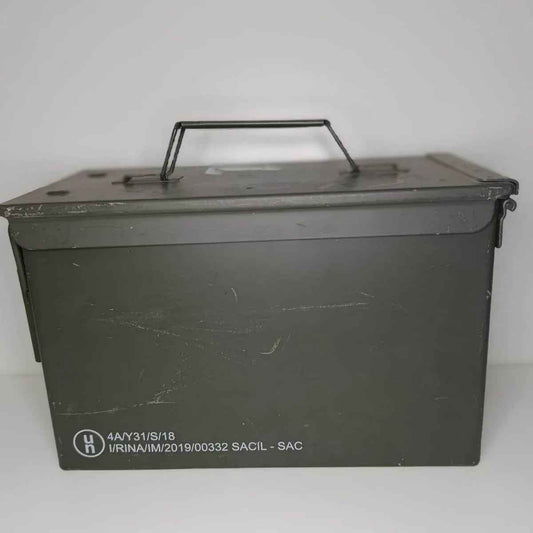 Caja de munición estanca verde con asa superior y marcas en la tapa