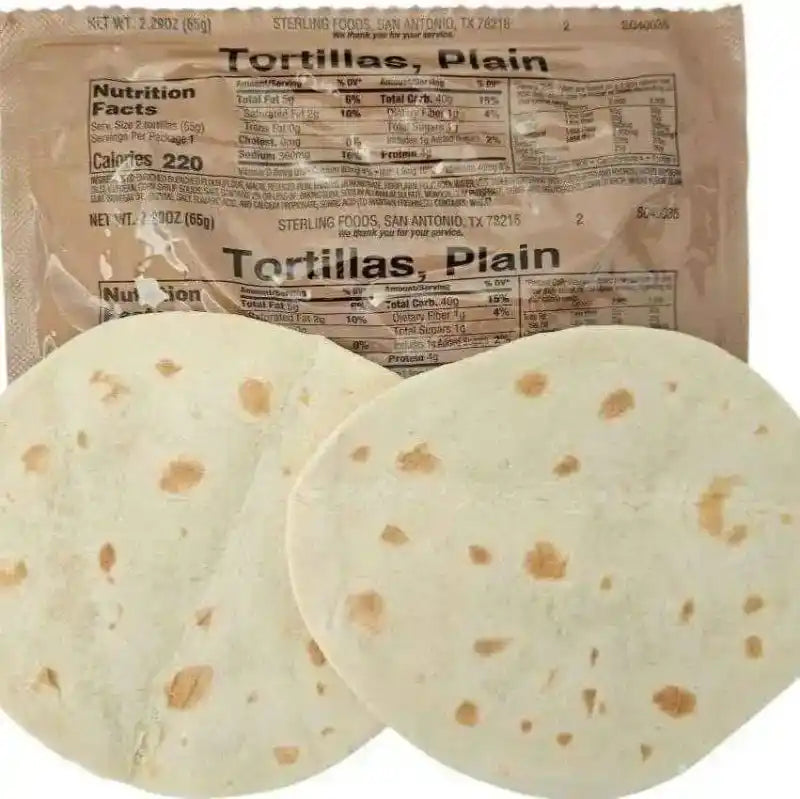 Par de tortillas MRE planas, claras, con puntos tostados visibles y borde doblado