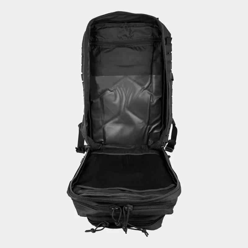 Mochila táctica negra con panel trasero acolchado y compartimento interior con cremallera
