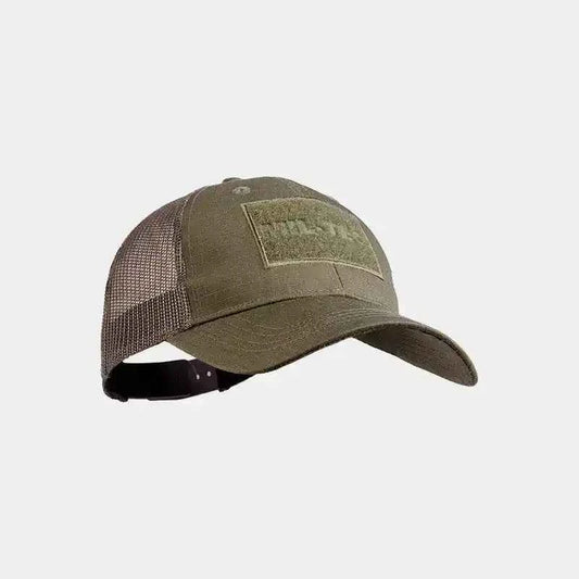 Gorra táctica verde oliva con rejilla trasera y visera curva, tipo trucker.