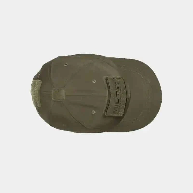 Gorra militar softshell MIL-TEC verde oliva, vista trasera con etiqueta