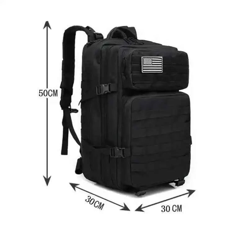Mochila táctica negra, medidas 50×30×30 cm y panel frontal con banderín.