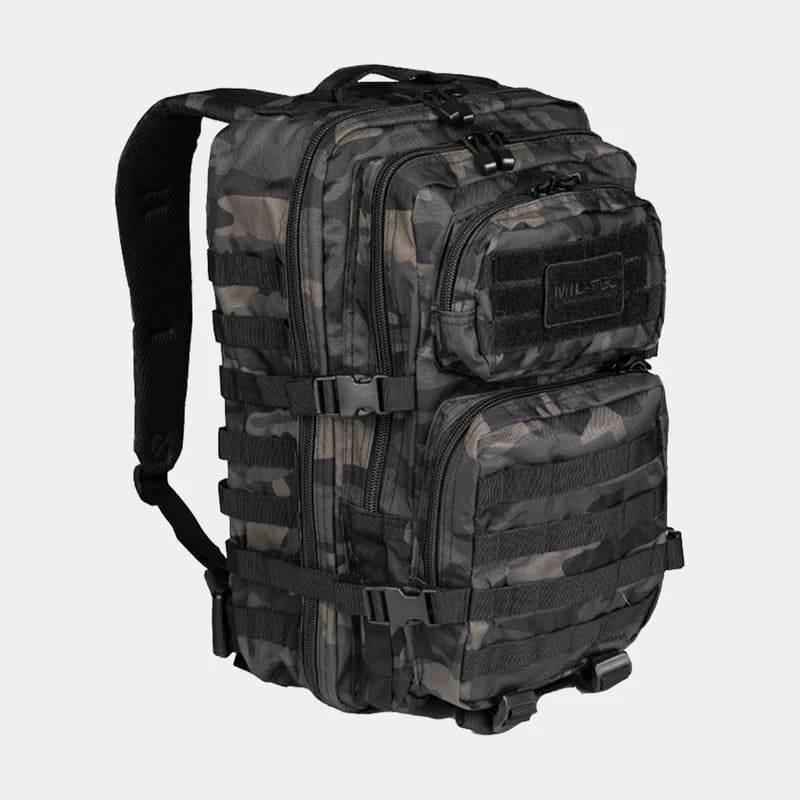 Mochila táctica camuflaje oscuro con panel frontal acolchado y bolsillos con cremalleras