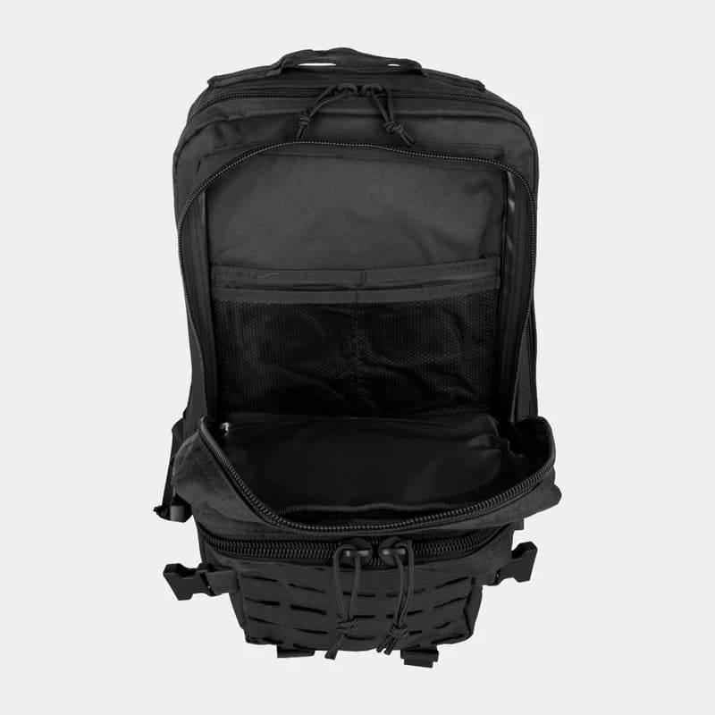 Mochila táctica negra con panel lateral acolchado, cremallera superior y organizador inferior
