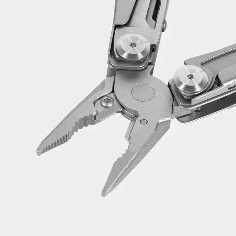 Multiherramienta M-Tac Type 7, detalle de alicates y tornillos de fijación