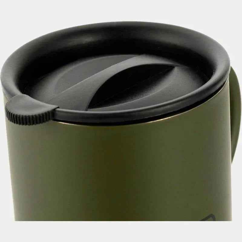 Taza termo de acero verde oliva, borde superior y tapa negra con textura