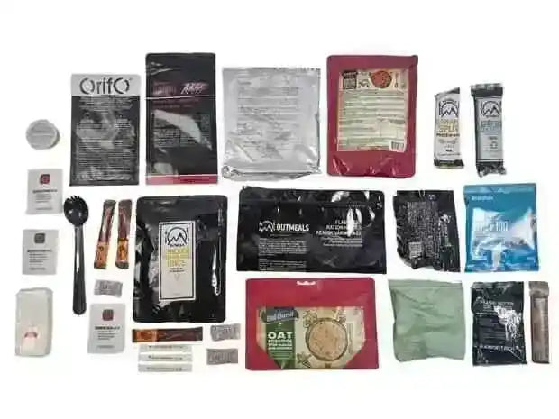 Accesorios de MRE en sobres y bolsitas, con utensilio y paquetes varios.