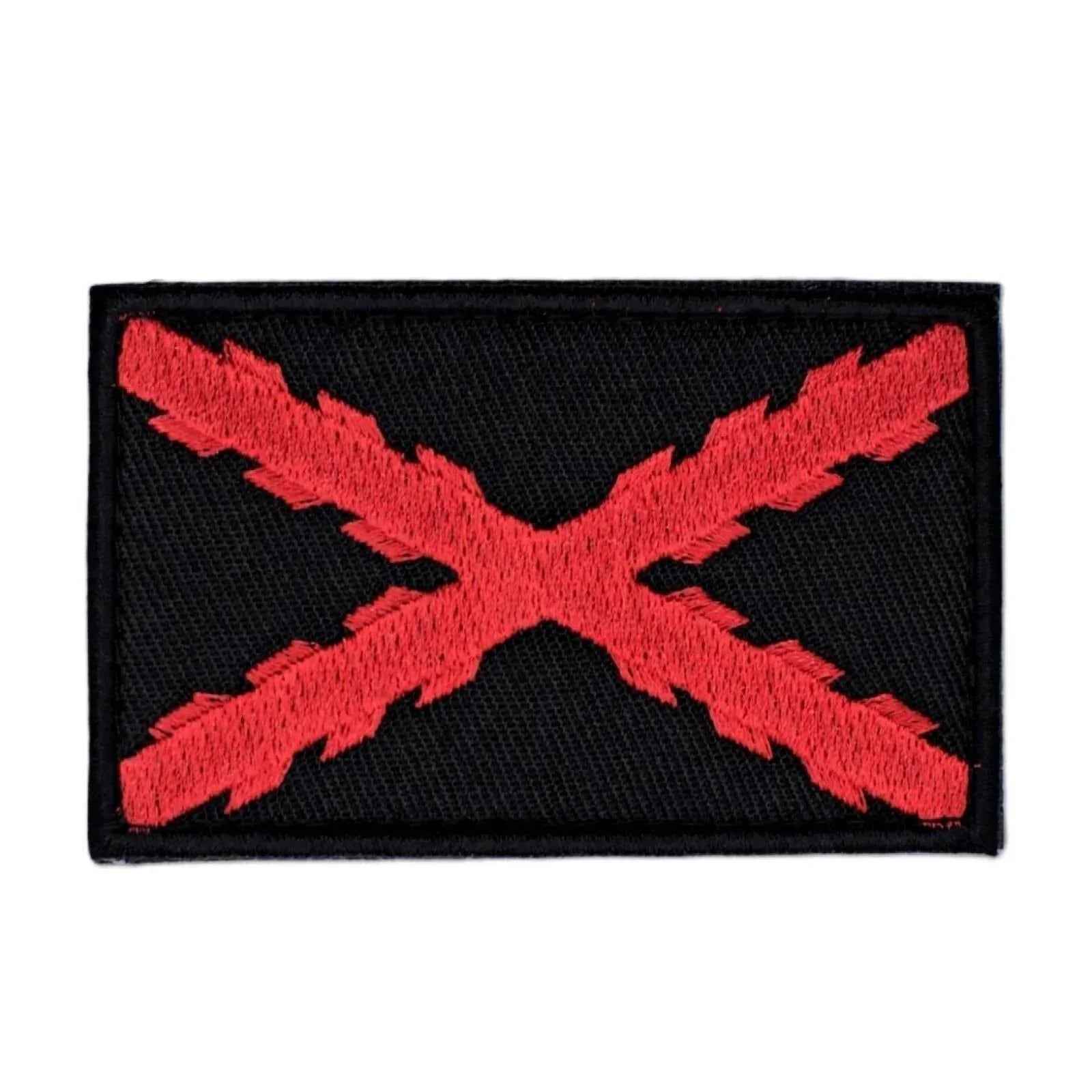 Parche rectangular negro con X roja bordada