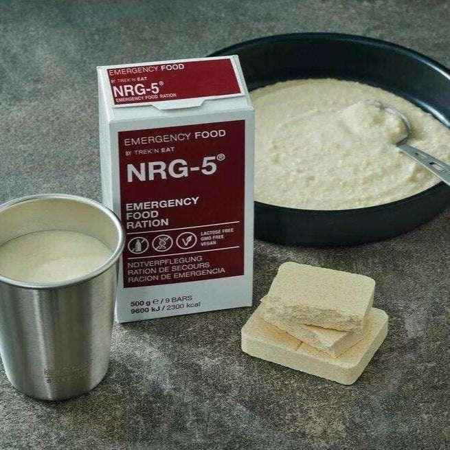 Ración de emergencia NRG-5 con caja y porciones, más vaso con mezcla