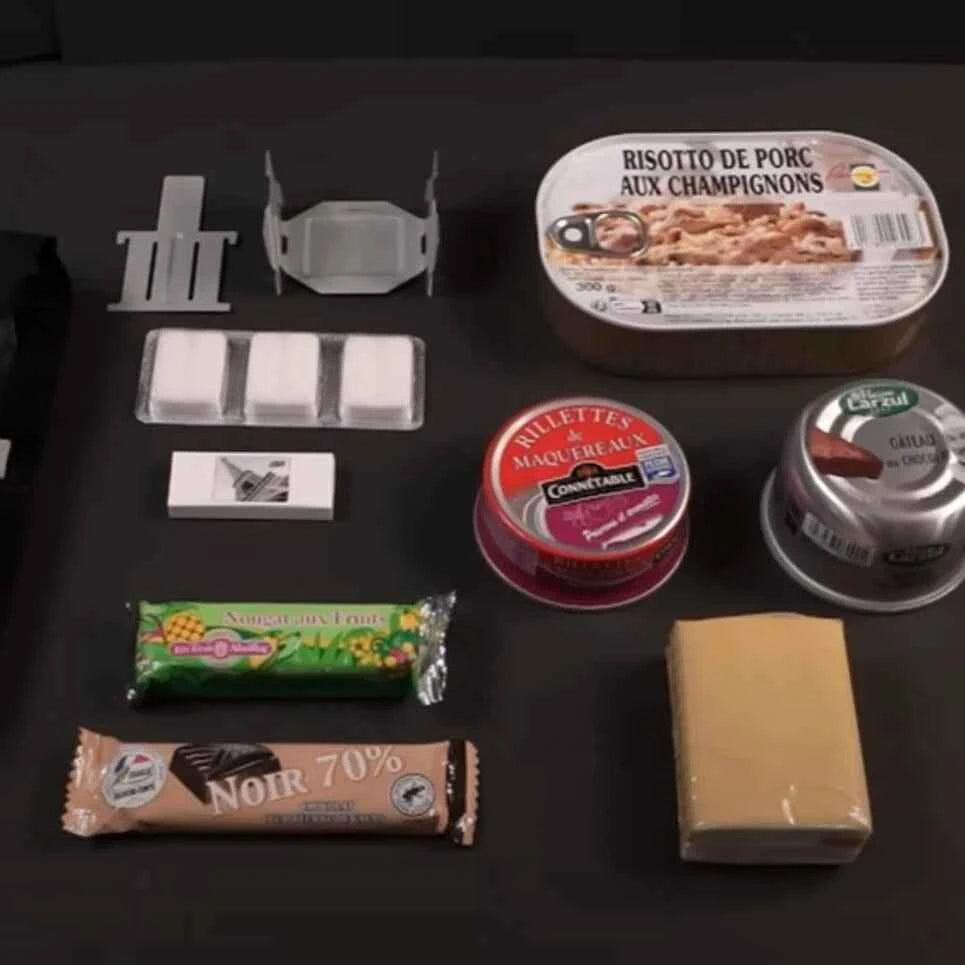 Kit de ración con latas, bandeja y alimentos en paquetes
