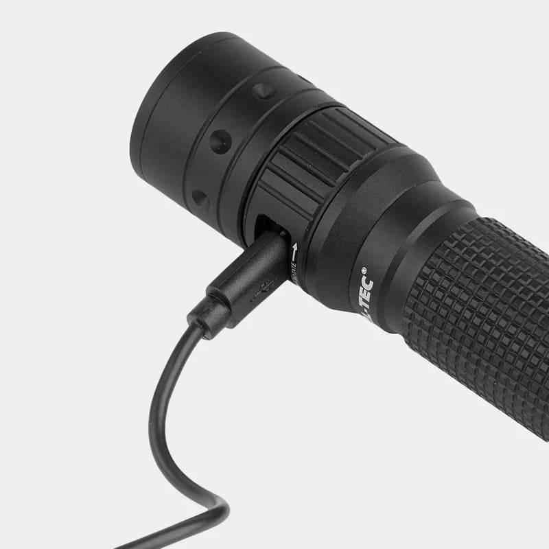 Linterna recargable MIL-TEC negra, vista del interruptor y cable